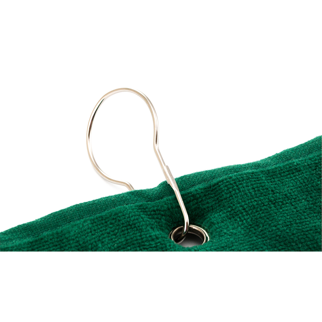 Toalla de golf económica de algodón blanco con logo bordado en color, mosquetón de metal y argolla reforzada, colgada de una bolsa de golf, mostrando la personalización de alta calidad.